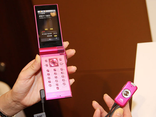 Illustration for article titled Sony Ericsson's Premier 3 Walkman Phone Rips Directly From CDs via 3.5mm Jack